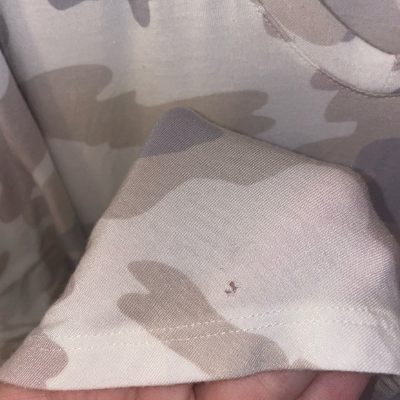 American Eagle camo soft and sexy v neck top size XL - Picture 3 of 4